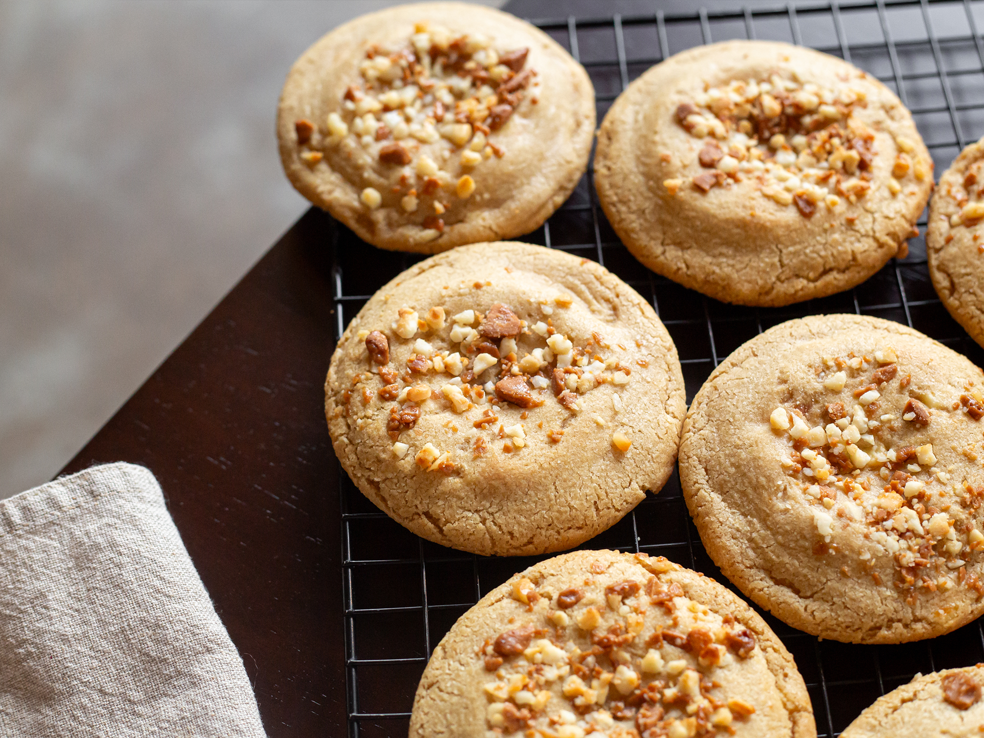 Caramel & Macadamia Cookie