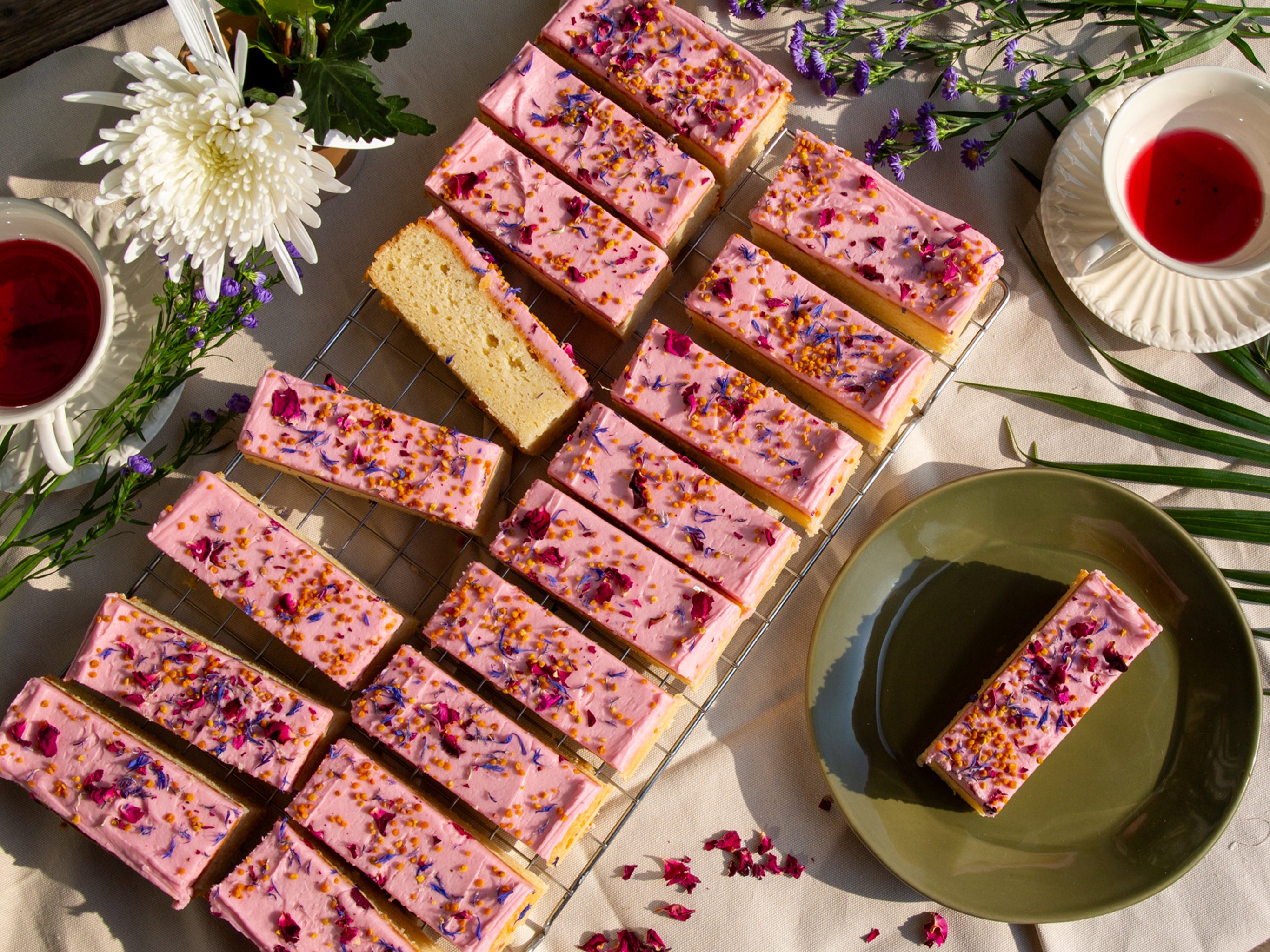 Buy our wholesale Country Garden traycake from Cakesmiths