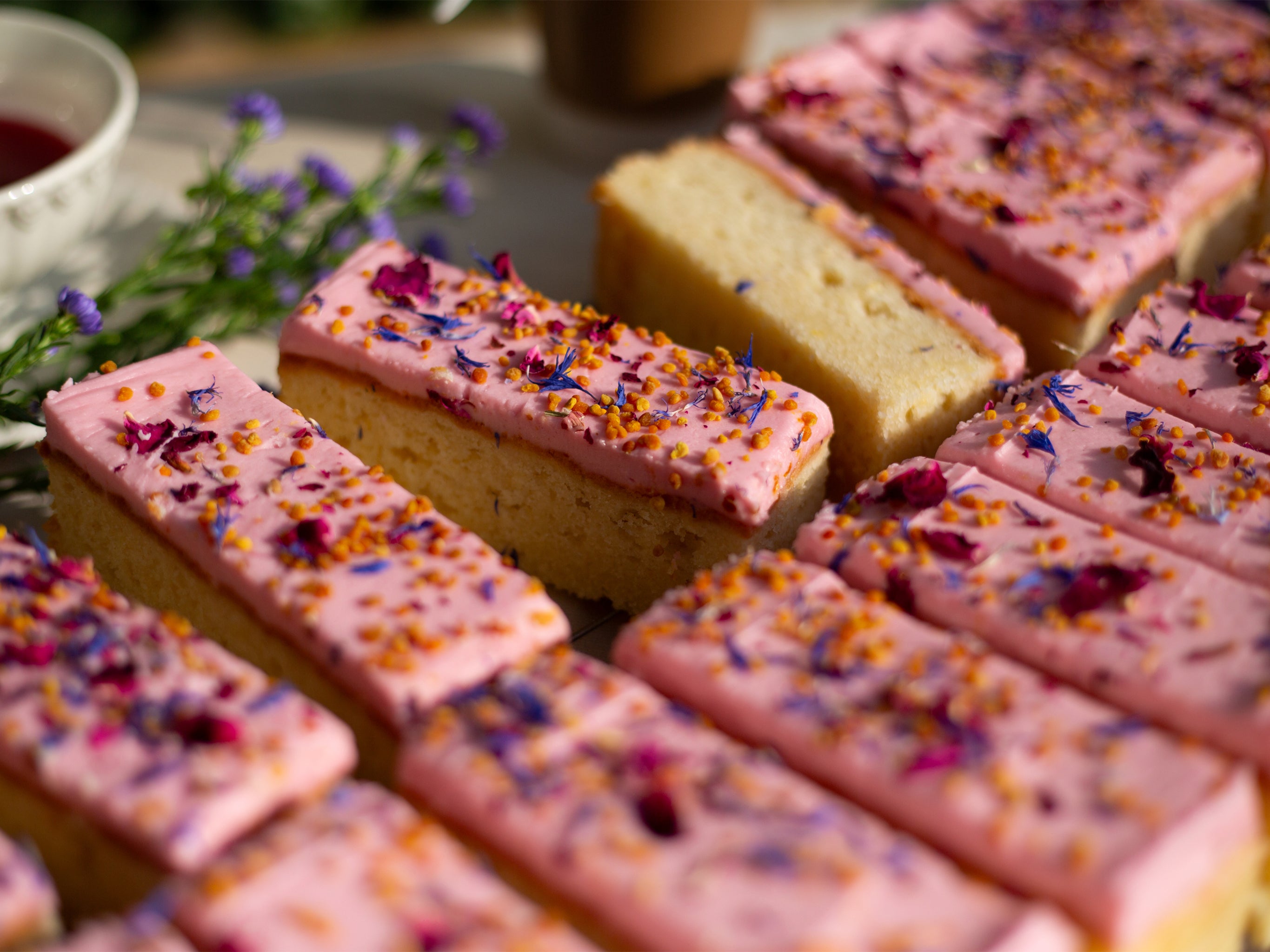 A close up of our wholesale Country Garden traycake from Cakesmiths