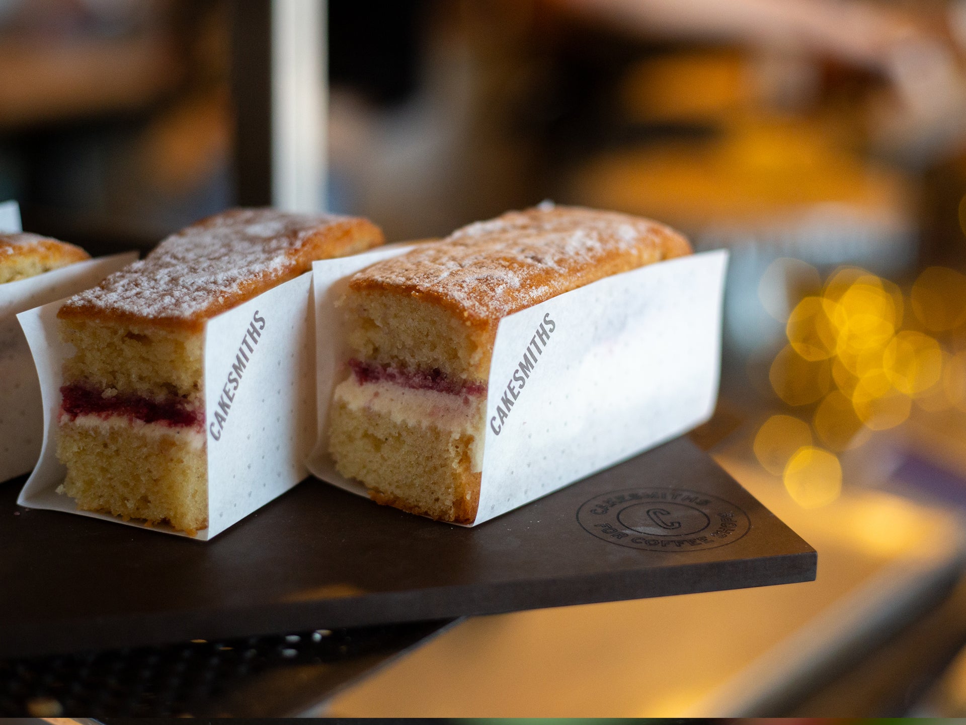 Keep our wholesale victoria sponge cake moist with our parchment sheets