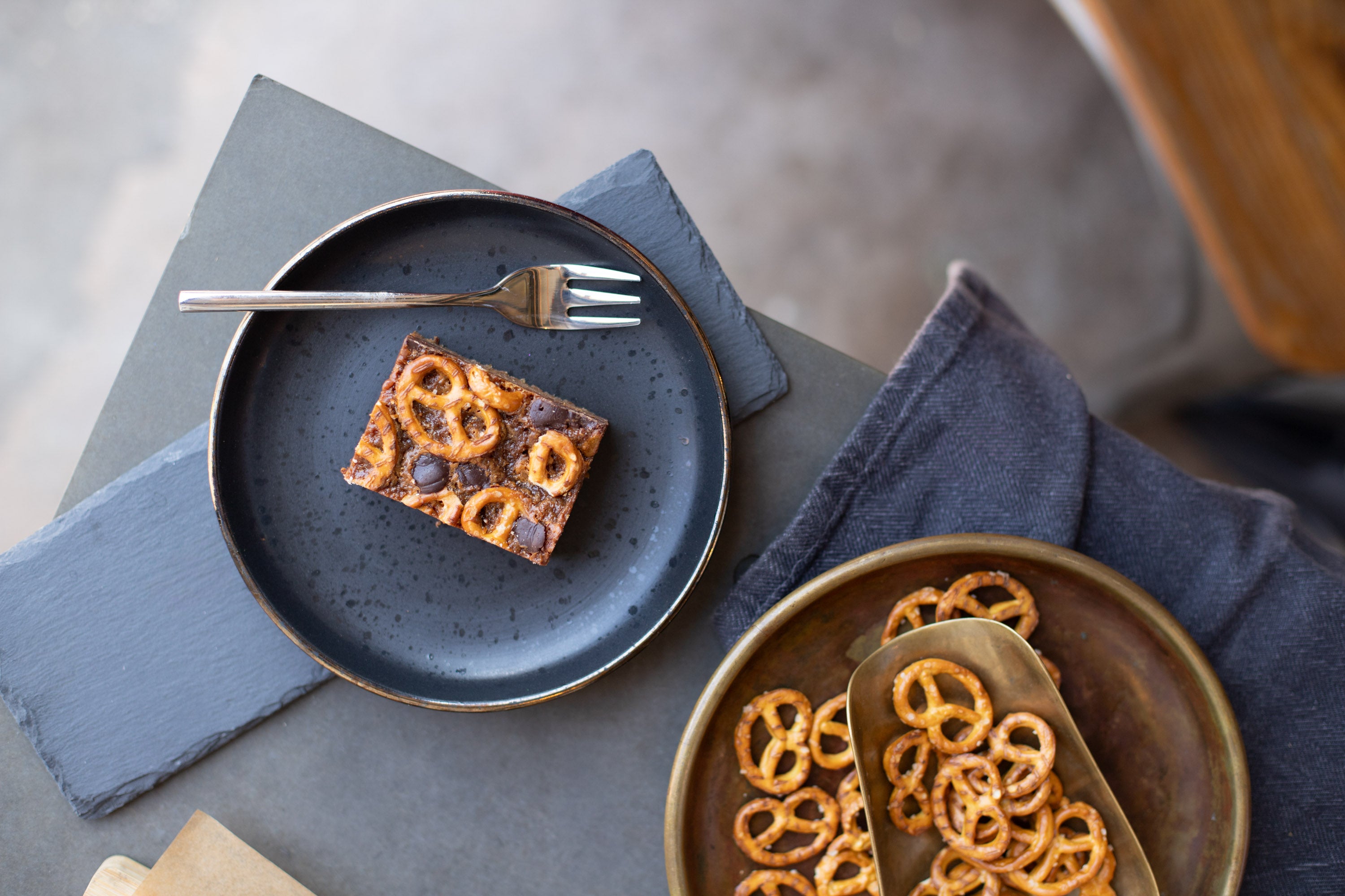 Caramel Pretzel Cookie Bar