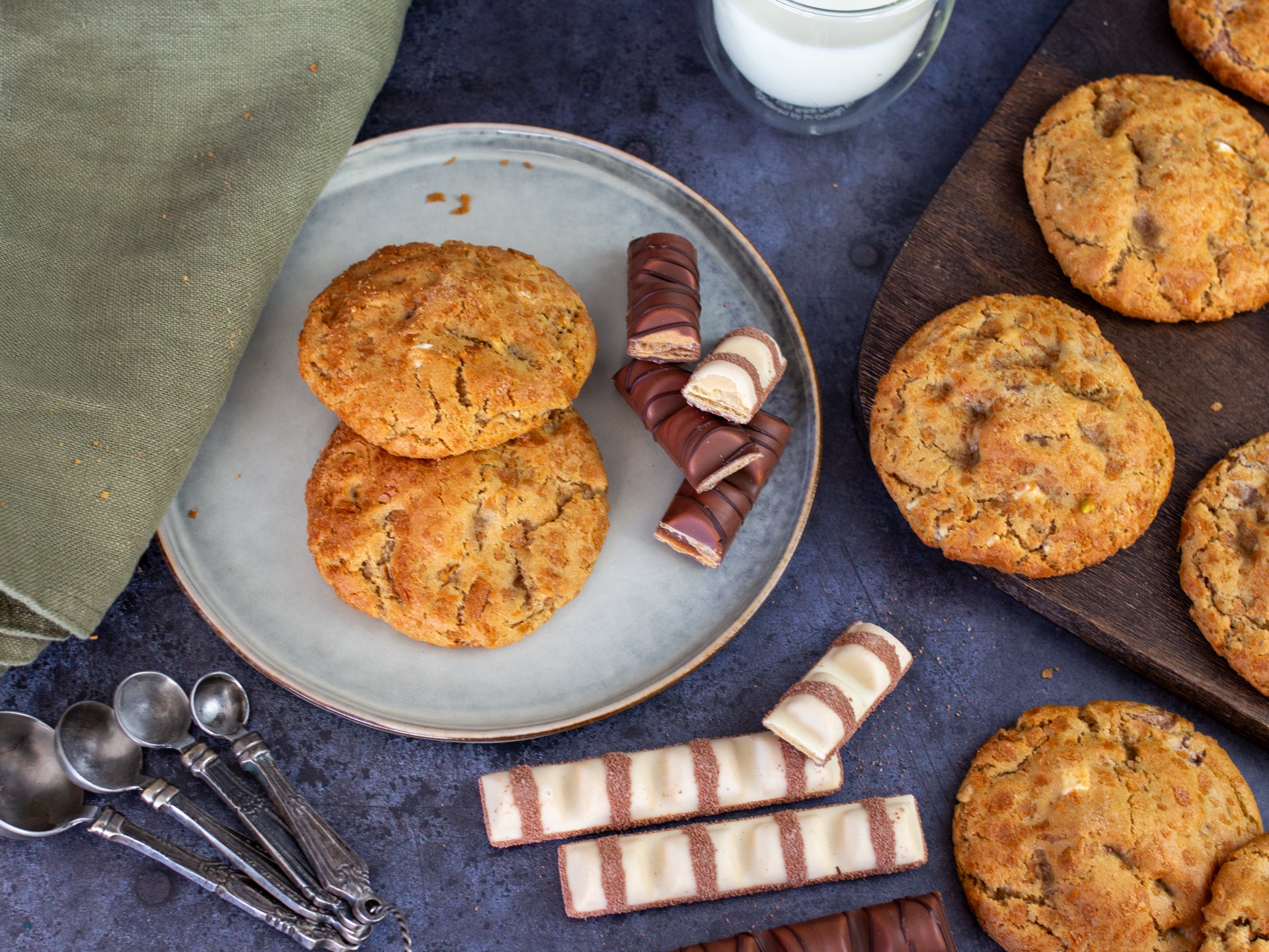 Buy wholesale white chocolate cookies from Cakesmiths